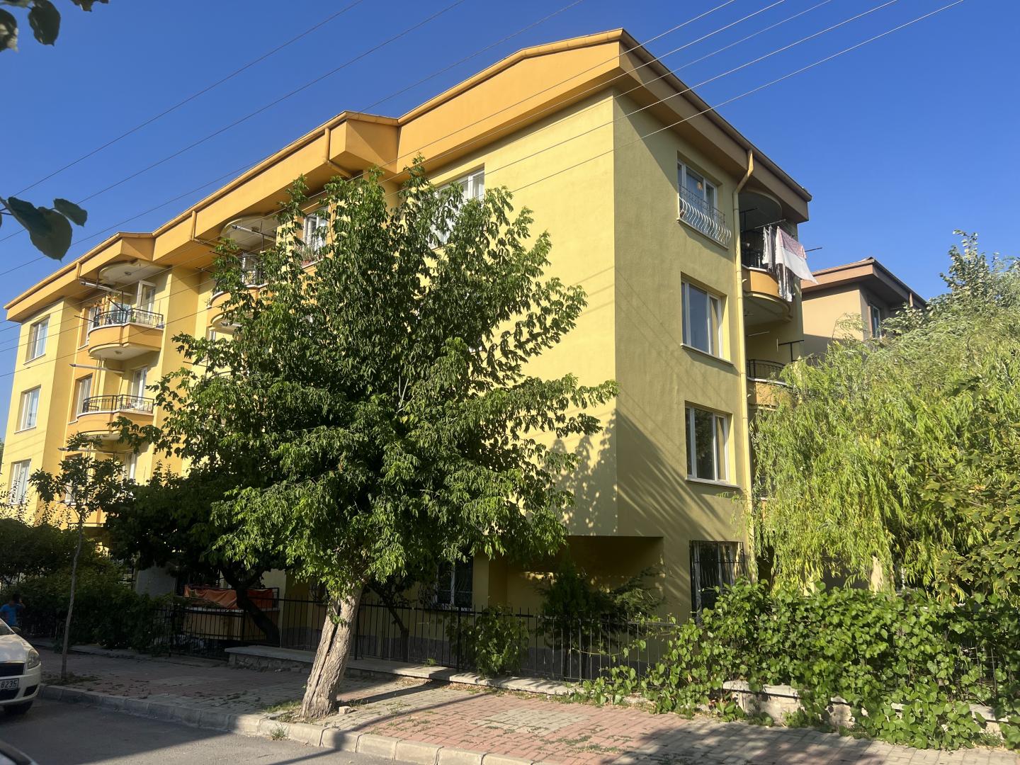 Plaza'dan Kiralık Güvenevlerde Arakat Boyalı Temiz Daire - Resim 2